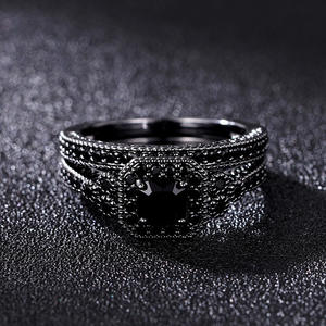 Bague de cocktail en pierre noire glamour avec bande en alliage plaqué or et sertissage pavé pour les occasions de fête et festives, unisexe T0338 - Product Image 3