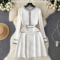 Robe pull élégante pour femme avec bordure contrastante, boutons perlés, manches longues, coupe trapèze évasée, longueur midi, tenue de travail automne-hiver 2026