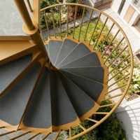 Escalier en colimaçon moderne pour extérieur, modèle de base en acier au carbone, avec garde-corps vertical à piquets, conception de construction supérieure