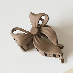 Vente en gros de pinces à cheveux à nœud papillon, grandes pinces à cheveux en plastique mat élégantes pour femmes - Product Image 5