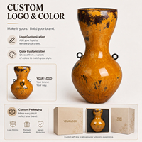 Ensemble de vases en céramique nordique moderne Jossin en jaune ambre avec texture tourbillonnante sculpturale et doubles poignées annulaires pour la décoration de table et de la maison