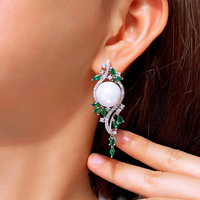 Mode élégant bijoux vert cubique zircone géométrie grande perle blanche longues boucles d'oreilles pour les femmes danse fête accessoires