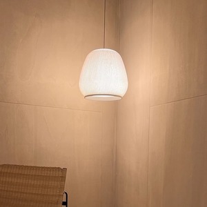 โคมไฟห้อยเพดานแบบปรับความสว่างได้ Vibia Knit ดีไซน์ทันสมัยแบบมินิมอล ทออย่างประณีต เหมาะสำหรับห้องรับประทานอาหาร ห้องทำงาน ห้องนอน และข้างเตียง มีจำหน่ายในขนาดกลาง - Product Image 2