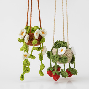 Pendentif artisanal transfrontalier style influenceur : panier suspendu en forme de vigne de fraises multi-branches, petite fleur au crochet, tressé - Product Image 4