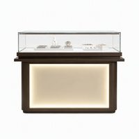 Vitrine de présentation de bijoux haut de gamme avec verre trempé et éclairage LED pour la vente au détail de luxe. Vitrine, présentoir