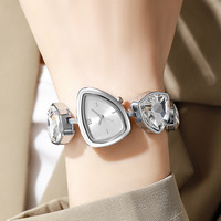 Nouvelle montre à quartz pour femme, de luxe léger, en alliage, avec triangle de diamants irréguliers, haute qualité, vente en gros