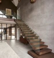Escalier flottant moderne personnalisé PRIMA avec garde-corps en verre trempé, escalier intérieur en acier et bois pour villa de luxe