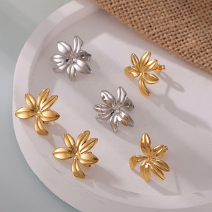 Bijoux personnalisés, boucles d'oreilles délicates, boucles d'oreilles en acier inoxydable tendance, boucles d'oreilles en forme de fleur dorée, bijoux pour femmes - Product Image 2
