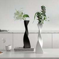 Vase en céramique abstrait torsadé YanJun, vase décoratif moderne incurvé et irrégulier de Jiangxi pour la décoration de table à la maison