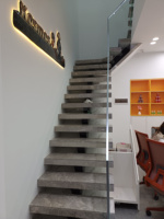 Vente en gros d'escaliers professionnels en colimaçon en acier inoxydable personnalisés Caractéristique durable Modèle de toboggan en spirale Hôtel Appartement Bois Verre