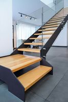 Escalier intérieur en acier et bois à double poutre en L, design contemporain, durable et sûr, avec garde-corps en verre