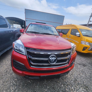 משאית טנדר s משאית היא כונן יד שמאל, אדום בצבע, עם מונית כפולה ו 4 x4 הנעה לכל גלגל - Product Image 1