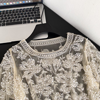 Chemise élégante à manches courtes en maille transparente avec détails floraux en sequins perlés pour femmes, été