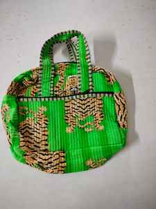 กระเป๋าเดินทางสุดหรูทำมือ ลายพิมพ์บล็อกผ้าฝ้าย แบบควิลท์  ขนาดใหญ่  ทนทาน เหมาะสำหรับการเดินทางและเล่นกีฬา  กำลังเป็นที่ต้องการอย่างมาก - Product Image 2