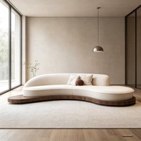 Canapé incurvé en velours crème avec base en bois massif, chaise longue moderne en arc pour salon de villa