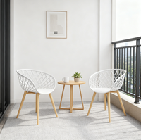 Chaises en plastique à dossier creux en gros, empilables et au design moderne, adaptées aux cafés, restaurants et bureaux de luxe