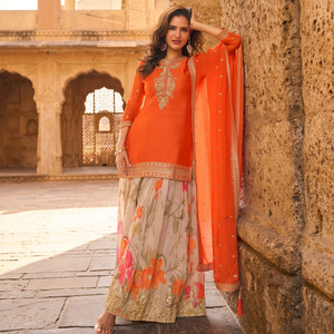 Nuevo Conjunto de Diseñador para Bodas y Fiestas, Top de Seda Chinon con Bordado y Lentejuelas, Sharara y Dupatta Reversible - Product Image 1