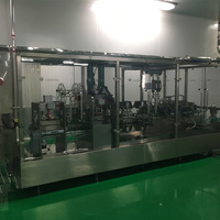 Machine de remplissage de liquides stériles pour matériaux réduits / Machine de fabrication de poches souples non en PVC pour perfusion intraveineuse