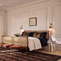 Lit Queen contemporain en cannage naturel avec cadre en bois massif et tête de lit en cannage tressé, lit plateforme pour une utilisation élégante dans une chambre à coucher.