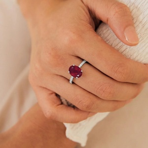 Anillo Ovalado de Rubí en Plata de Ley 925, Anillo de Compromiso con Rubí Natural, Banda Delicada con Diamantes, Regalo de Piedra de Nacimiento de Julio para Ella - Product Image 2
