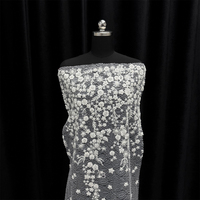 Tissu en dentelle brodée de petites fleurs à sequins et perles lourdes blanc GCW-AUVB120648 pour studio de mariée sur mesure