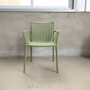 <span class=keywords><strong>Chaises</strong></span> de restaurant et de bistrot empilables modernes en plastique PP vert, durables, imperméables, avec accoudoirs pour hôtel et usage extérieur - Product Image 2