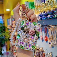 Miroir de maquillage compact en forme de cœur avec strass et perles, porte-clés, breloque de sac à main pour femmes, idéal pour les cadeaux (vente en gros)
