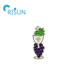 Fabricación de Metal dorado Tono Santa Comunión Eucaristía Pin Broche Personalizado IHS Cáliz <span class=keywords><strong>Primera</strong></span> Comunión Pin de solapa Insignias - Product Image 4
