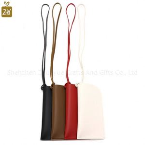 Étui à lunettes en cuir PU durable 4 couleurs avec cordon et impression en relief - Cadeau promotionnel moderne pour événements - Product Image 4
