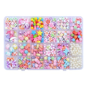 Kit de Cuentas de Plástico Ecológicas Multicolor de 32 Compartimentos para Manualidades, Cuentas Surtidas de Letras/Flores/Perlas para Hacer Pulseras - Product Image 1