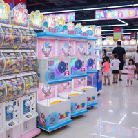 Máquina expendedora de cápsulas de juguetes Gachapon de doble capa con tarjetas sorpresa de dulces en inglés para sala de juegos