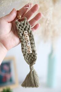 LLavero de macramé personalizado, joyería de borla tejida de cuerda de algodón hecha a mano, nombre se puede personalizar llavero de letra - Product Image 5