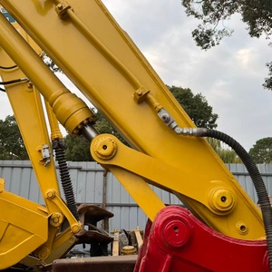 Presque neuf, de haute qualité et durable, excavateur sur chenilles d'occasion Komatsu PC130 de 13 tonnes de fabrication japonaise pour les projets de construction - Product Image 3