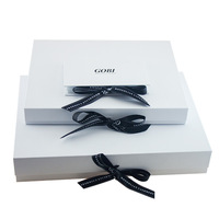 Boîte d'expédition rigide de luxe personnalisée avec logo en relief, emballage haut de gamme en carton ondulé pour vêtements, perruques et accessoires