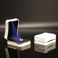 Boîte à bijoux de luxe blanche à LED pour collier, pendentif, bague, avec lampe LED, design carré simple, emballage de bijoux, personnalisation en gros