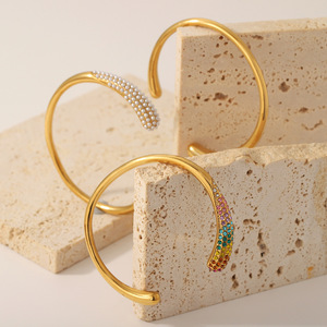 กำไลข้อมือไทเทเนียมสไตล์ยุโรปอเมริกัน ชุบทอง 18K ประดับเพชรเซอร์โคเนียมเต็มวง ดีไซน์หรูหราทันสมัย ผลิตจากสแตนเลสสตีล - Product Image 2