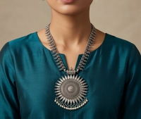 Parure de bijoux classiques et traditionnels en argent oxydé avec médaillon soleil, collier long et boucles d'oreilles, pour femme, mariage et soirée