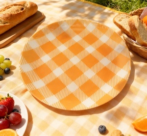 Assiettes en plastique transparentes à motif écossais, peintes par pulvérisation - 100 pièces MOQ 3 couleurs (orange/rouge/noir-blanc) pour la maison et les banquets - Product Image 4