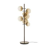 Lampadaire moderne en laiton sur mesure avec globe en verre soufflé et structure à branches décalées pour salon, chambre à coucher, décoration intérieure