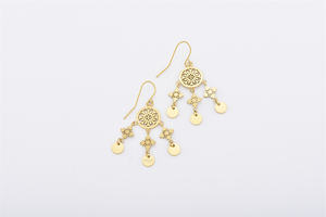 Boucles d'oreilles créoles de mode en laiton plaqué or 18Kt de style unique avec bijoux en or - Product Image 5