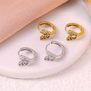 Pendientes de mariposa pequeños y delicados para mujer, en acero inoxidable 316L, chapados en oro PVD de 14k/18k, color oro personalizado. - Product Image 3