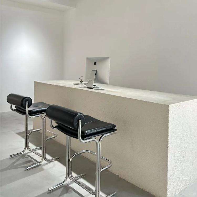 Hauteur d'assise 55 cm, coussin d'assise en cuir noir, pieds brillants