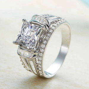 Anello Elegante Quadrato con Design Minimalista Scintillante, Gioiello da Donna alla Moda per Uso Quotidiano, Regalo Chic - Product Image 1
