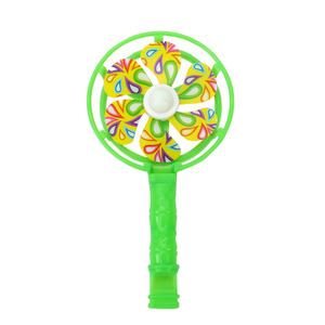 Mini ventilador de mano con silbato, juguete giratorio para niños, novedades para fiestas de cumpleaños, diseño colorido no tóxico - Product Image 5