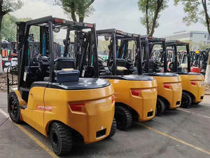 מלגזה דיזל משומשת מדגם קומטסו FD30T-17-C-3, מנוע יפני מקורי, 3 טון, גובה הרמה 4500 מ\\\"מ, דגם 3. - Product Image 6