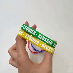 สายรัดข้อมือซิลิโคนแบบกำหนดเองพร้อมโลโก้แฟชั่นสั่งทำพิเศษสำหรับโฆษณา - Product Image 4