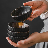 Japanische Keramik-Saucen schale mit zwei Fächern Modernes Zuhause oder Restaurant Verwenden Sie eine Geschmacks schale für Camping mit Gravur technik