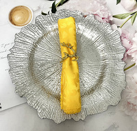 Assiettes en plastique jetables et réutilisables élégantes de 13 pouces, sous-assiettes argentées pour les buffets de mariage, les événements formels, empilables et durables