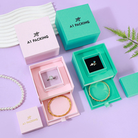 Boîtes cadeaux à deux niveaux Becan pour bracelets, rose et vert menthe, avec coussin supérieur blanc et présentoir inférieur pour bracelets
