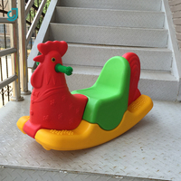 Chevaux à bascule et balançoires en plastique colorés pour équipement de terrain de jeux de maternelle